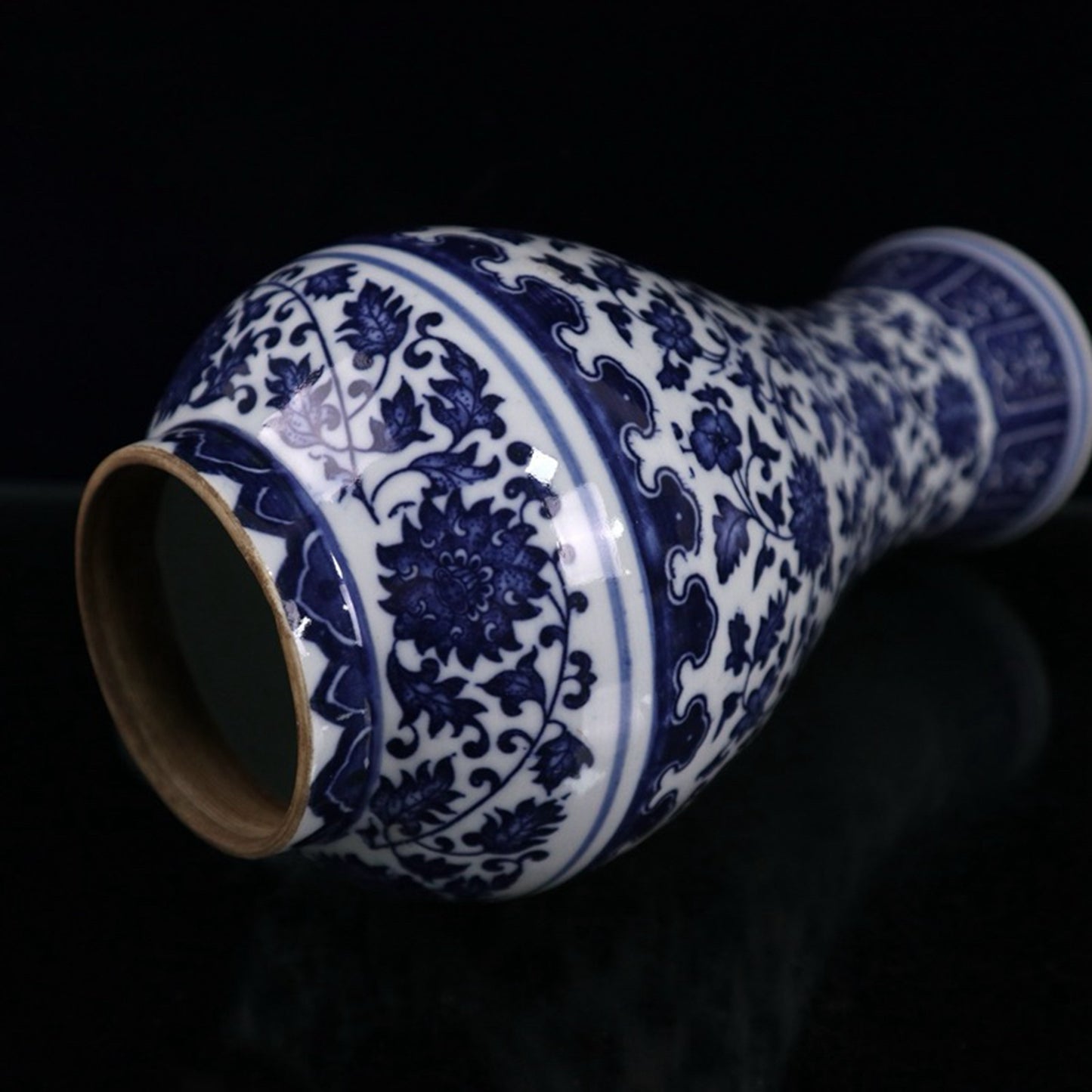 Blue and white entangled branch lotus pattern general jar