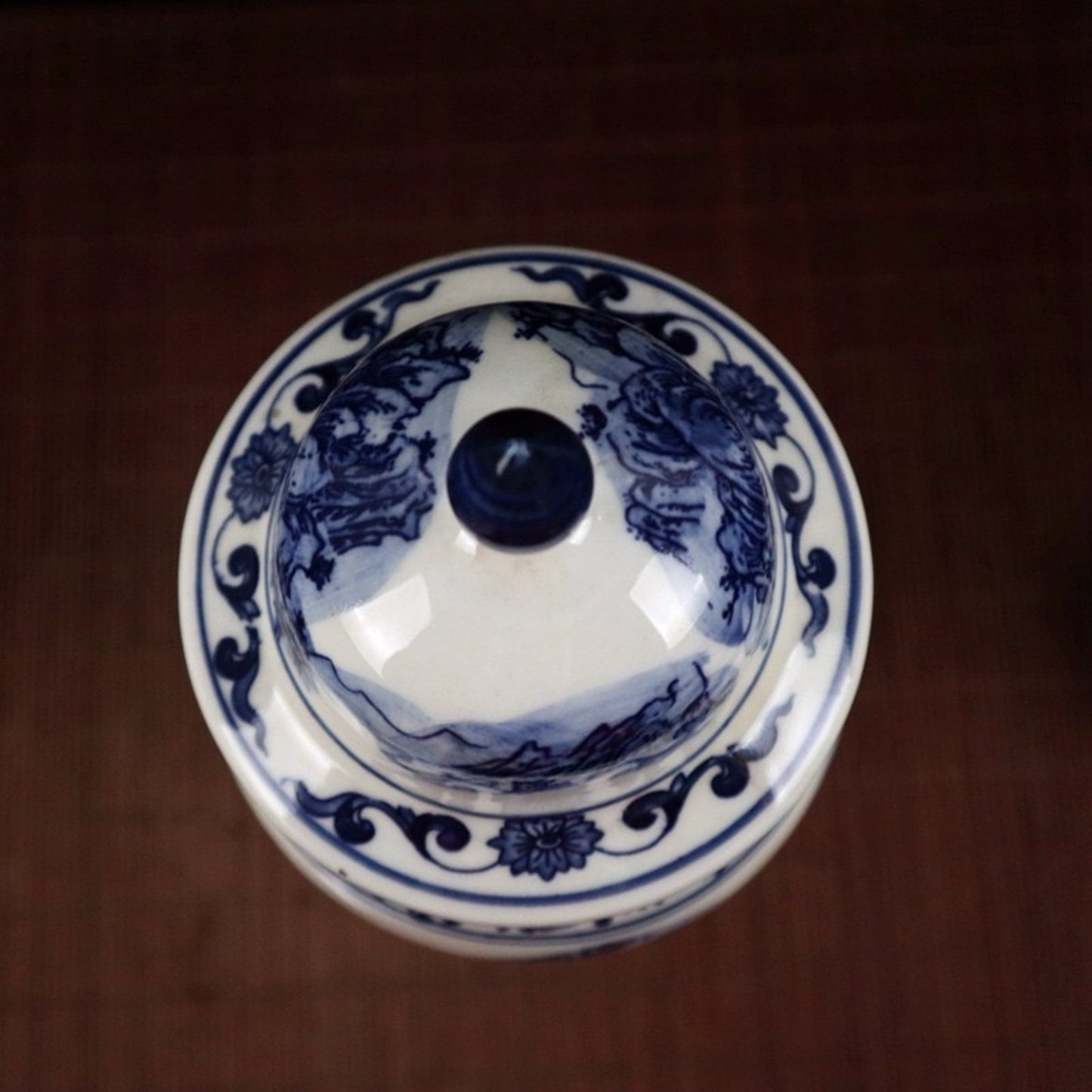 Blue and white landscape pattern general jar