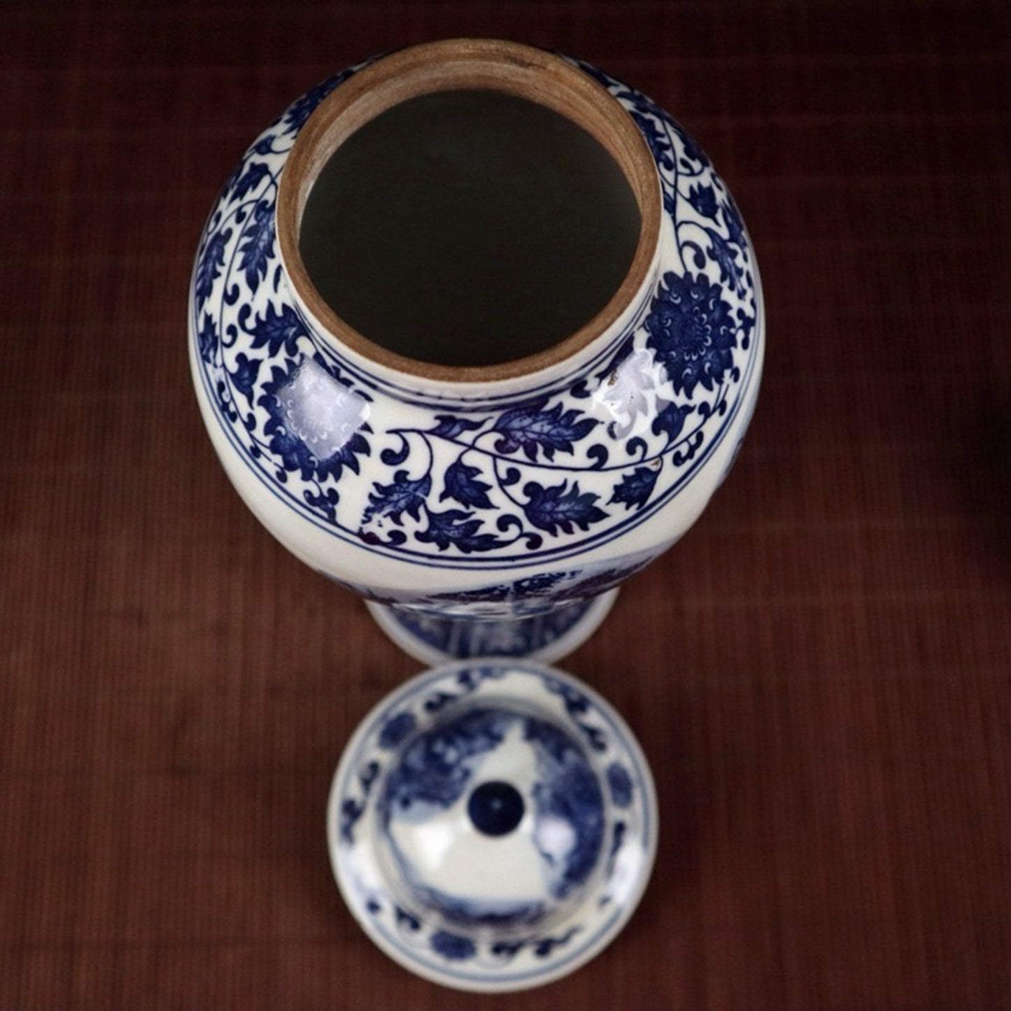 Blue and white landscape pattern general jar