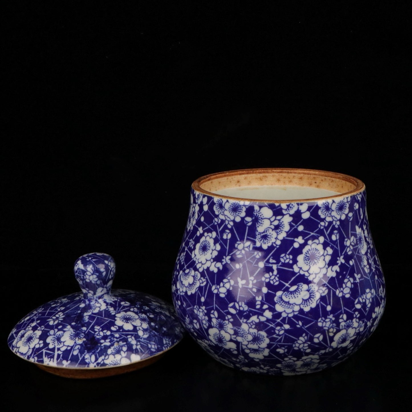 Blue and white ice plum patterned large belly lid jar