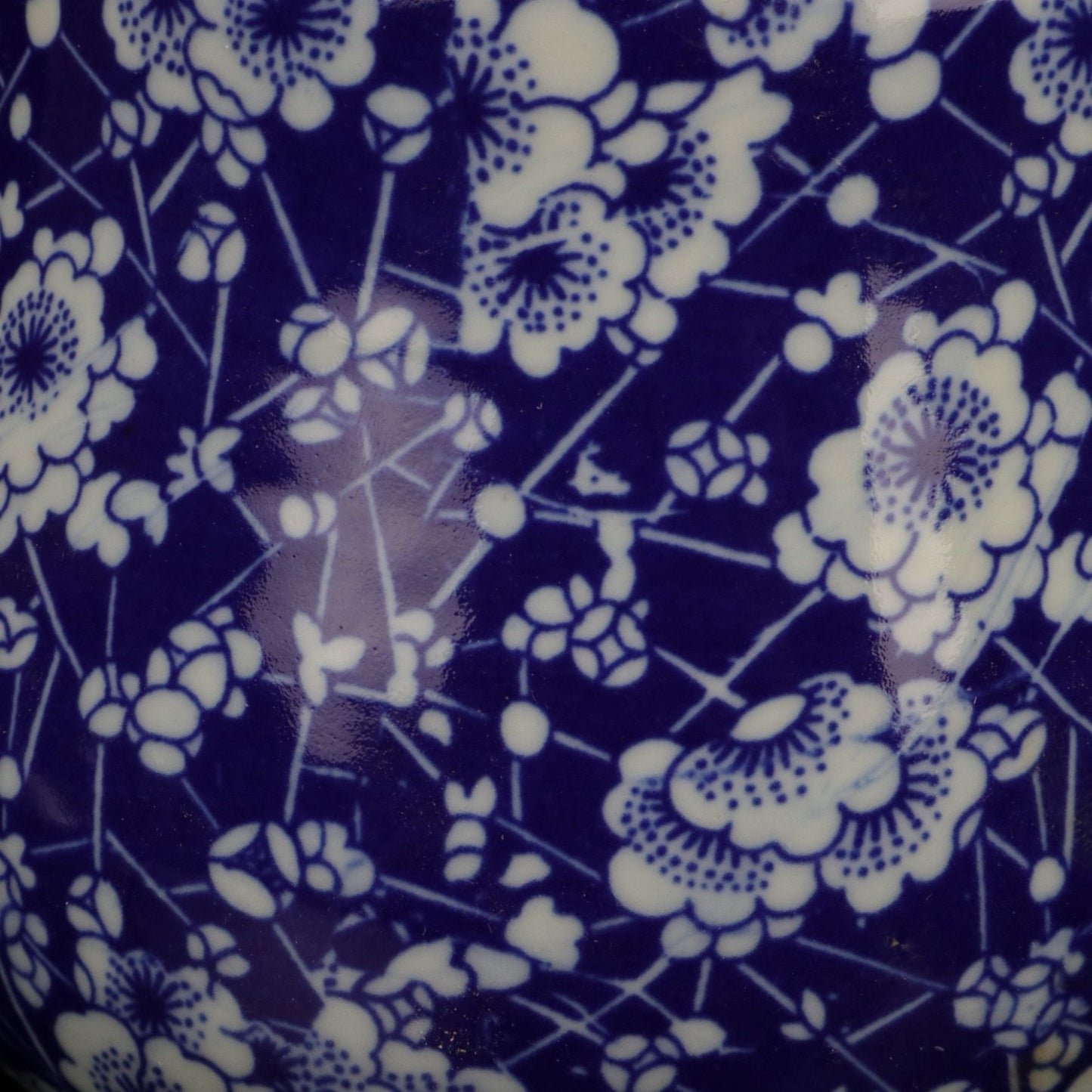 Blue and white ice plum patterned large belly lid jar