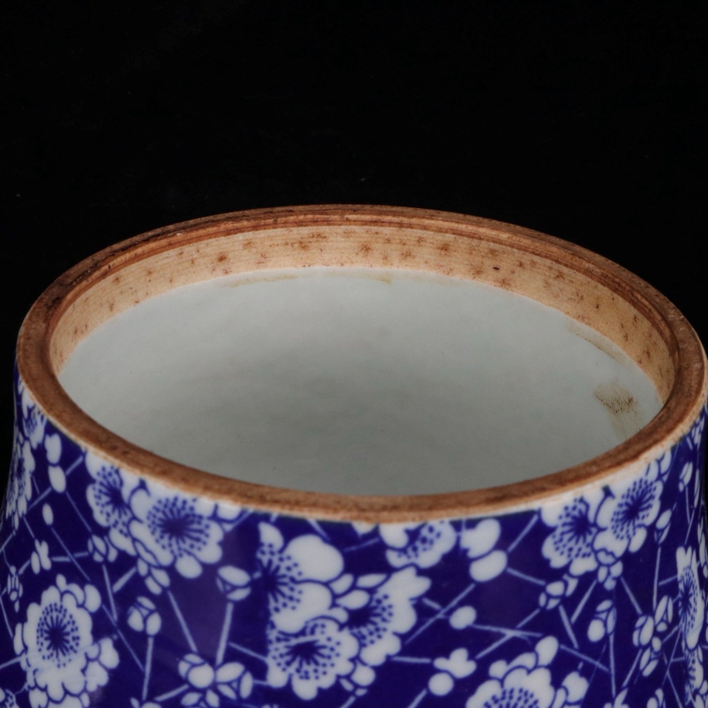 Blue and white ice plum patterned large belly lid jar