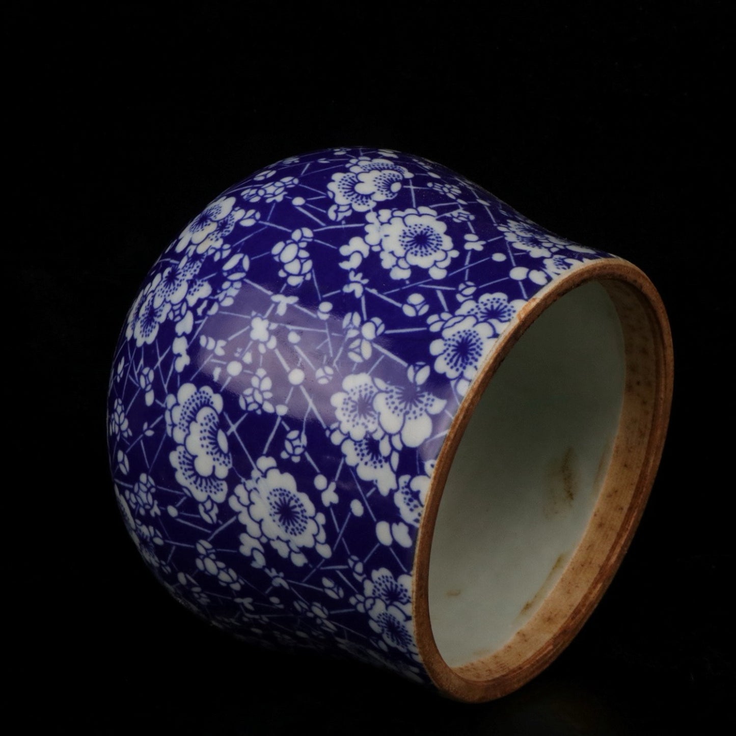 Blue and white ice plum patterned large belly lid jar