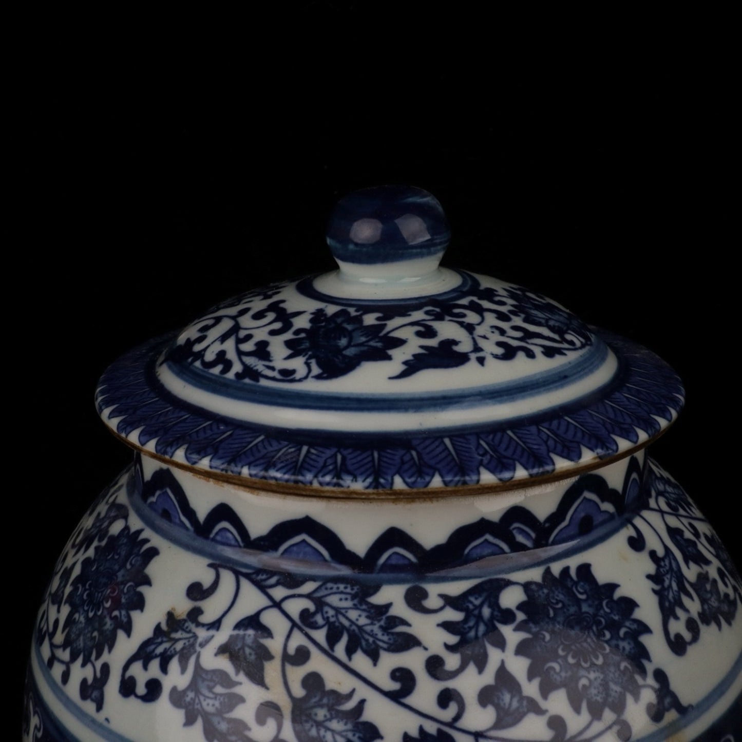 Blue and white winter melon jar with tangled branches and patterns