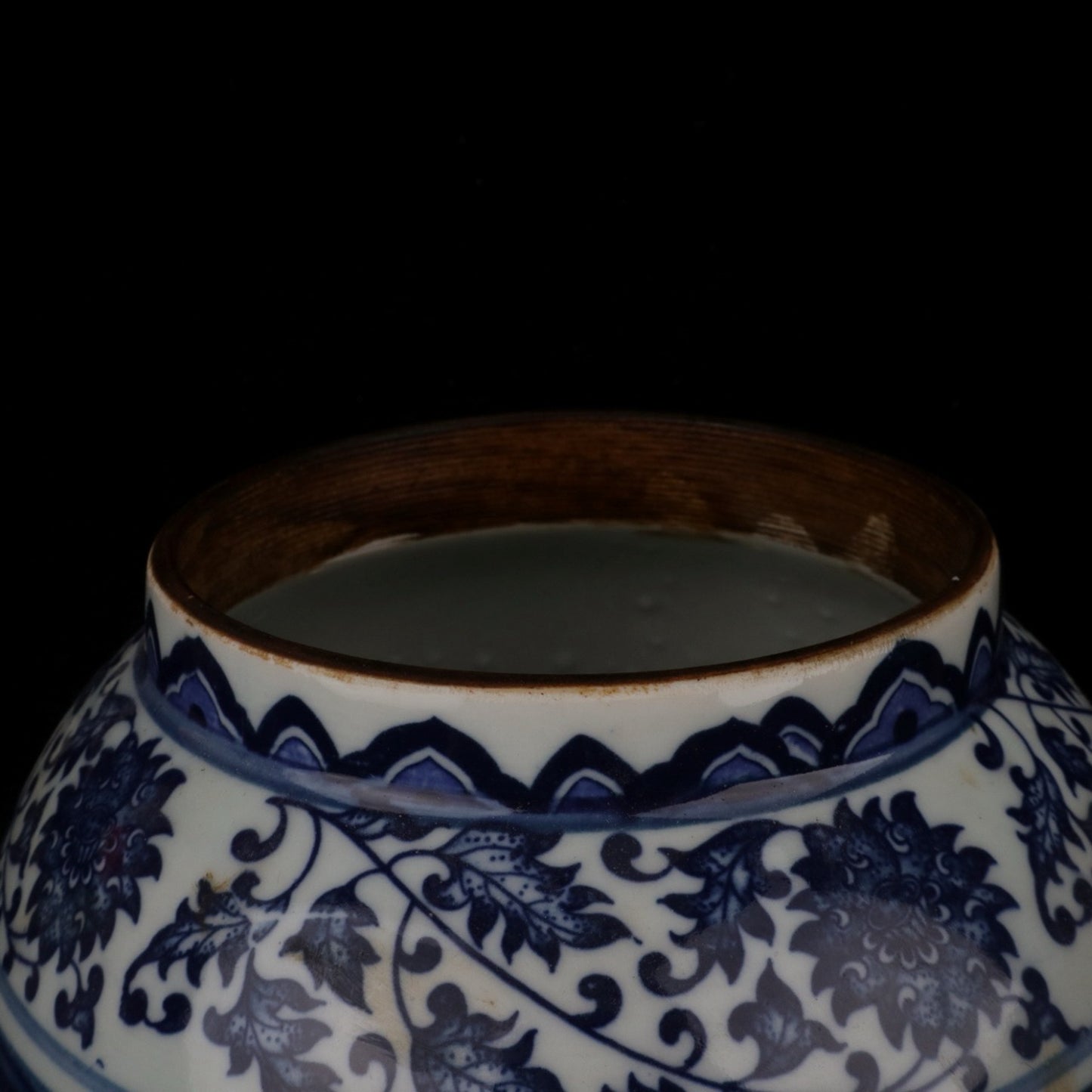 Blue and white winter melon jar with tangled branches and patterns