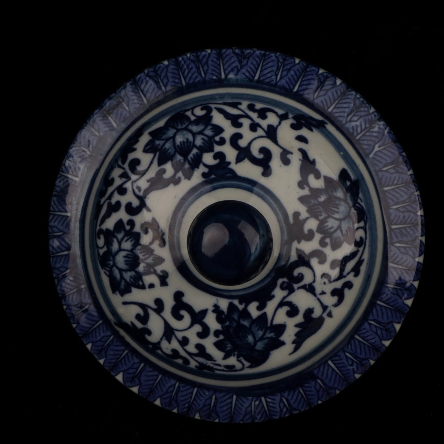 Blue and white winter melon jar with tangled branches and patterns