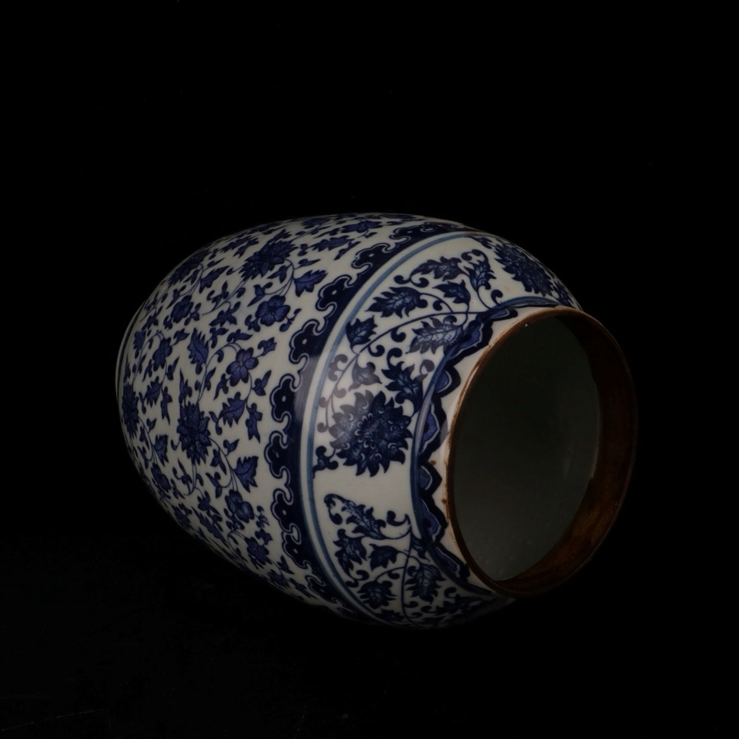 Blue and white winter melon jar with tangled branches and patterns