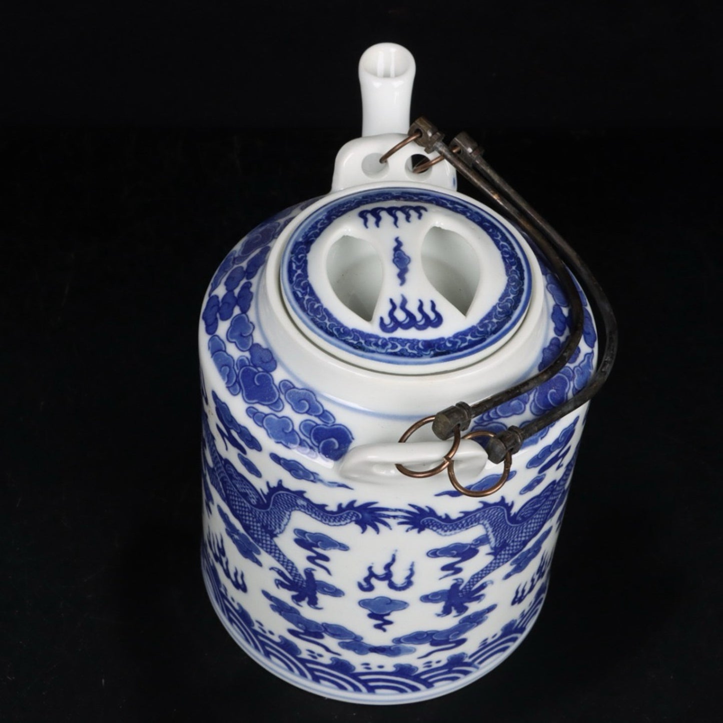 Blue and white double dragon patterned Qiao Liang teapot