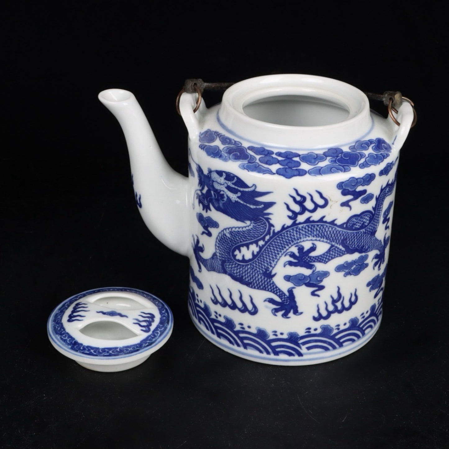 Blue and white double dragon patterned Qiao Liang teapot