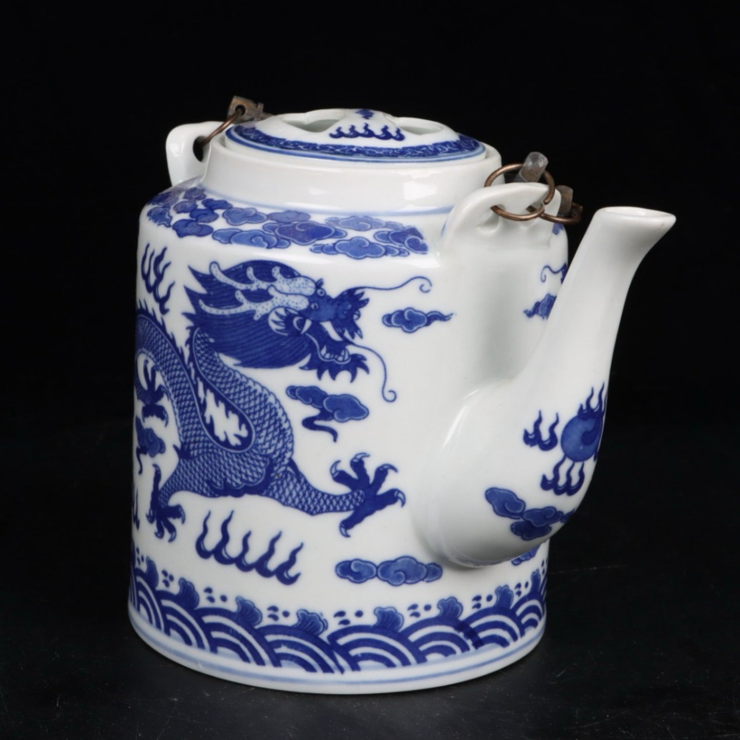 Blue and white double dragon patterned Qiao Liang teapot