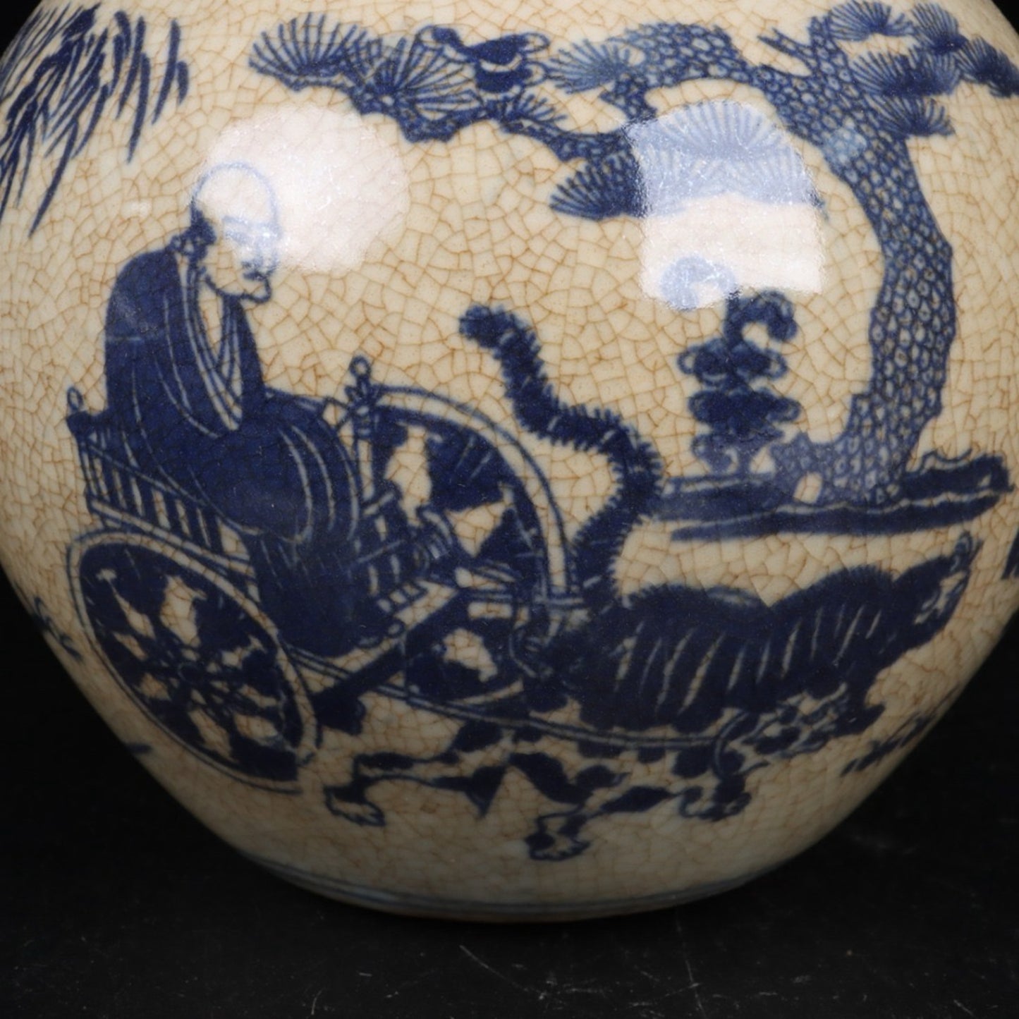 Blue and white pomegranate vase with a pattern of descending from Guigu Mountain