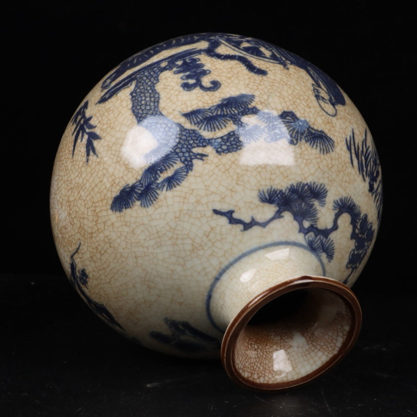 Blue and white pomegranate vase with a pattern of descending from Guigu Mountain