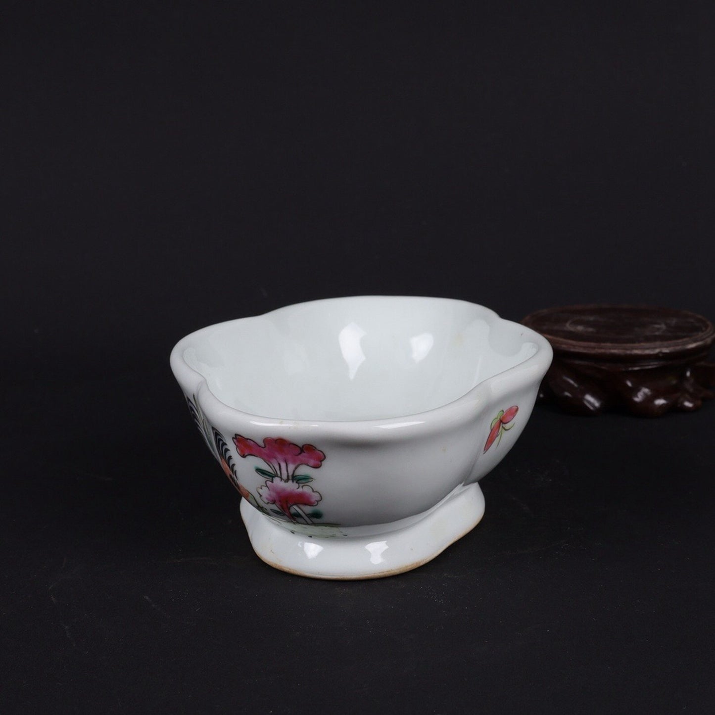 Pink colored rooster picture narcissus basin