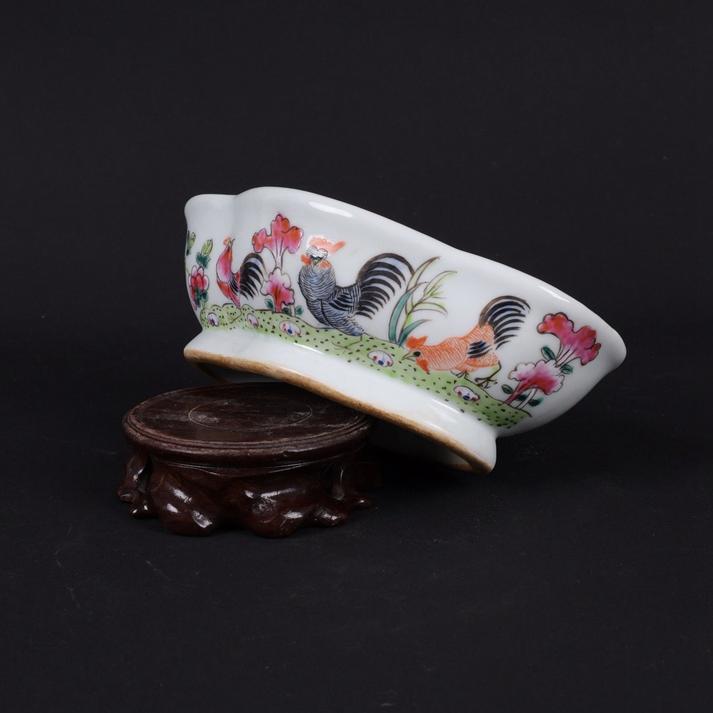 Pink colored rooster picture narcissus basin