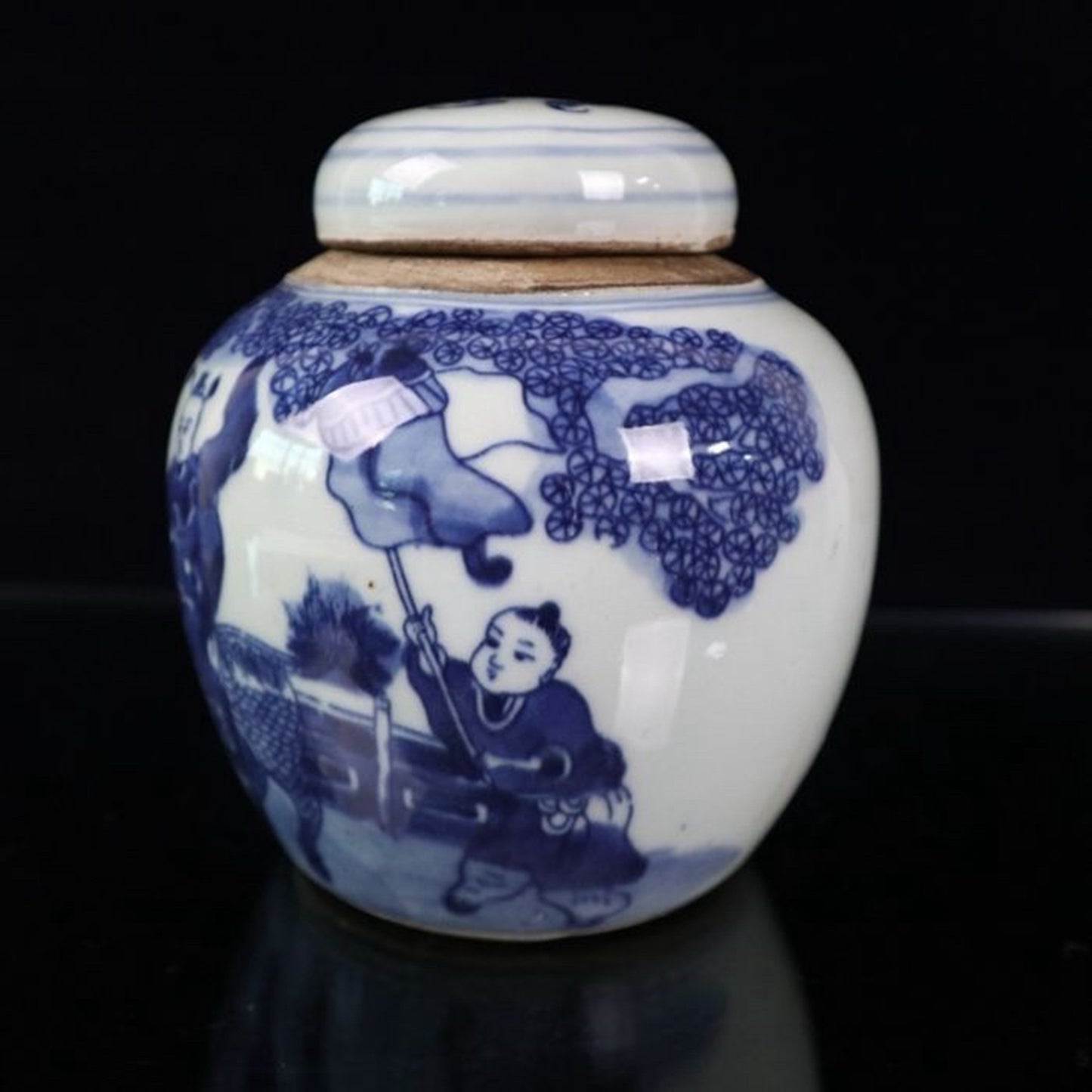 Blue and white Kirin with a patterned lid jar for sending children