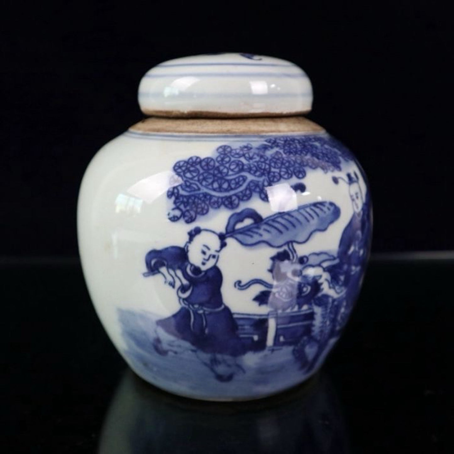 Blue and white Kirin with a patterned lid jar for sending children