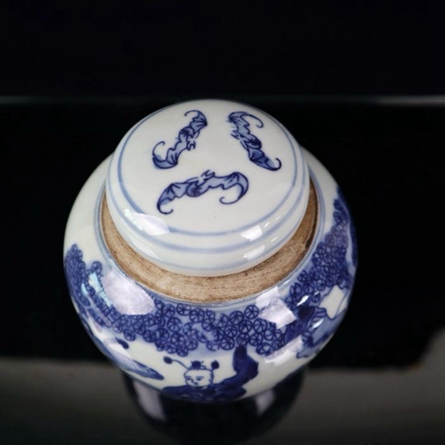 Blue and white Kirin with a patterned lid jar for sending children