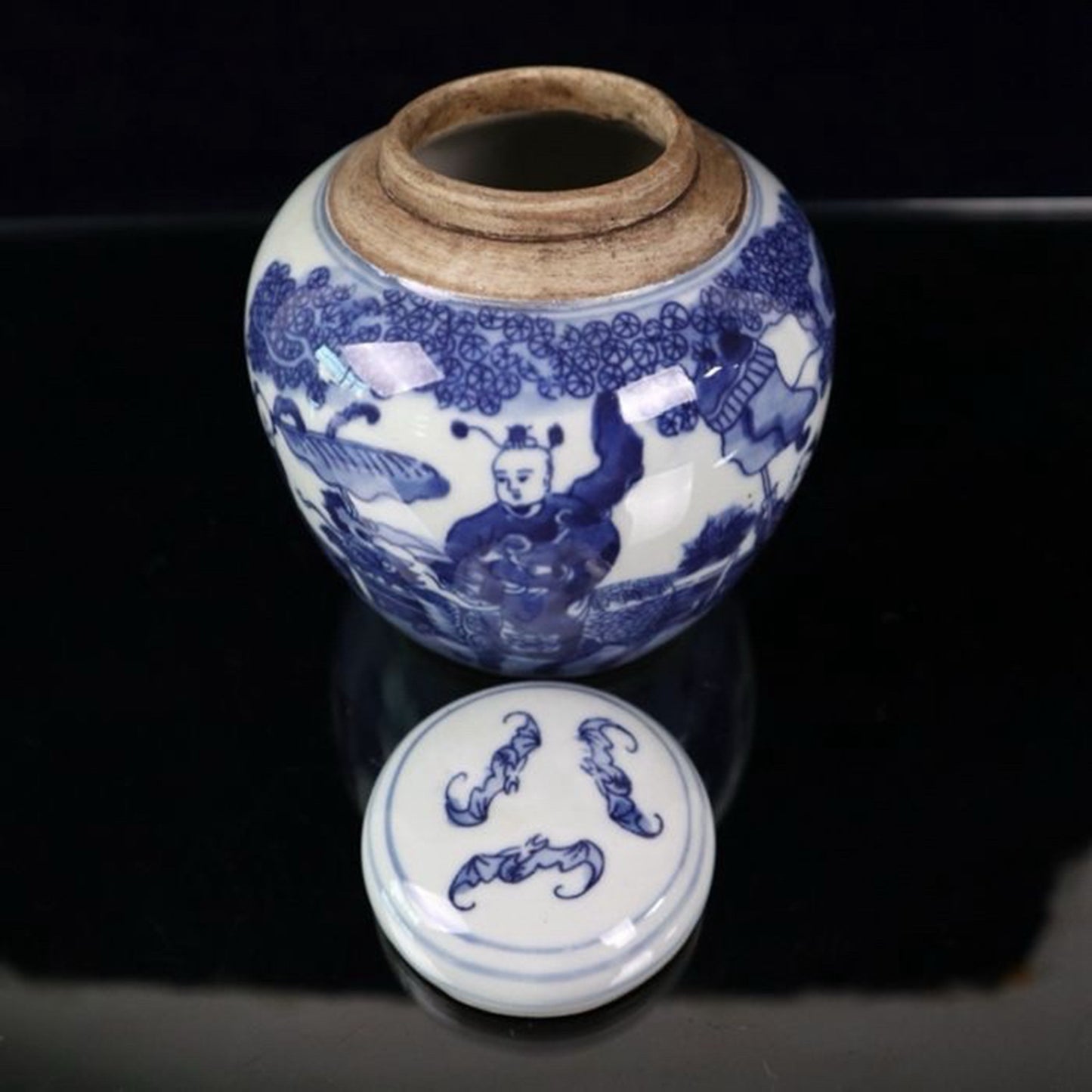 Blue and white Kirin with a patterned lid jar for sending children