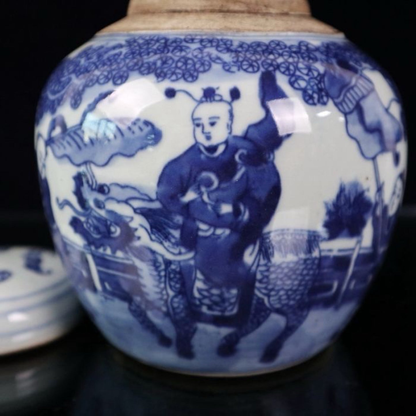 Blue and white Kirin with a patterned lid jar for sending children
