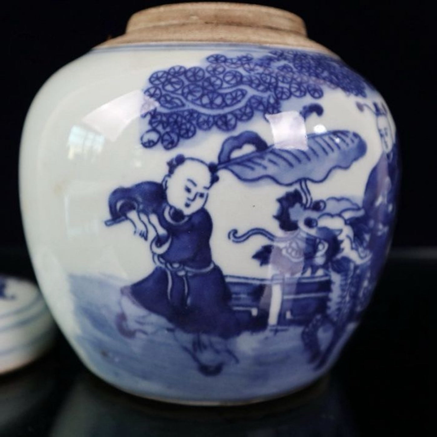 Blue and white Kirin with a patterned lid jar for sending children