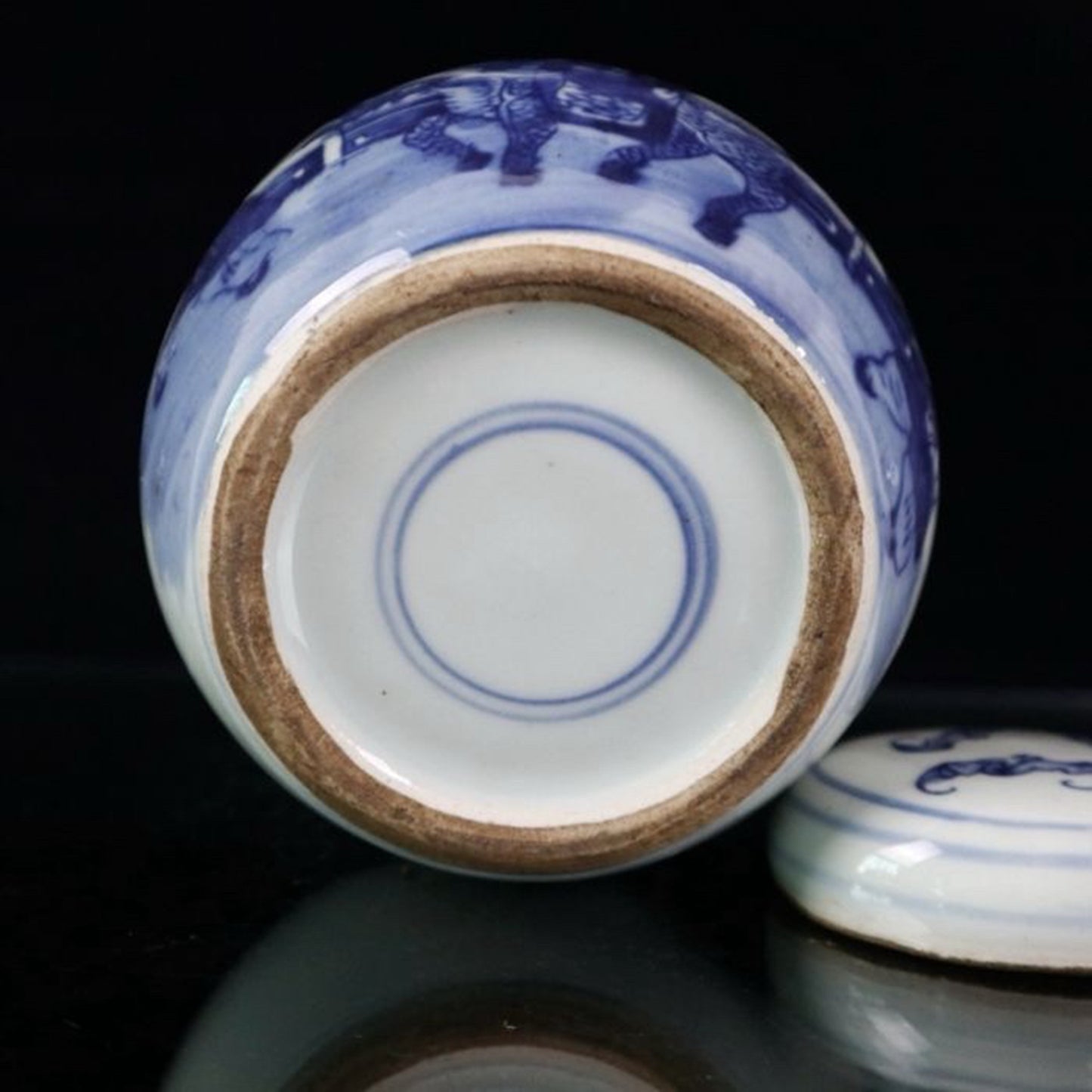 Blue and white Kirin with a patterned lid jar for sending children