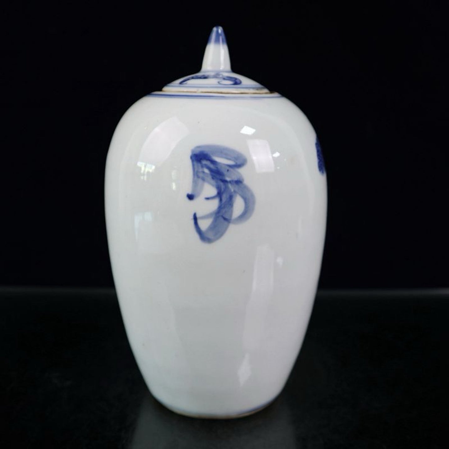 Blue and white figure patterned winter melon jar