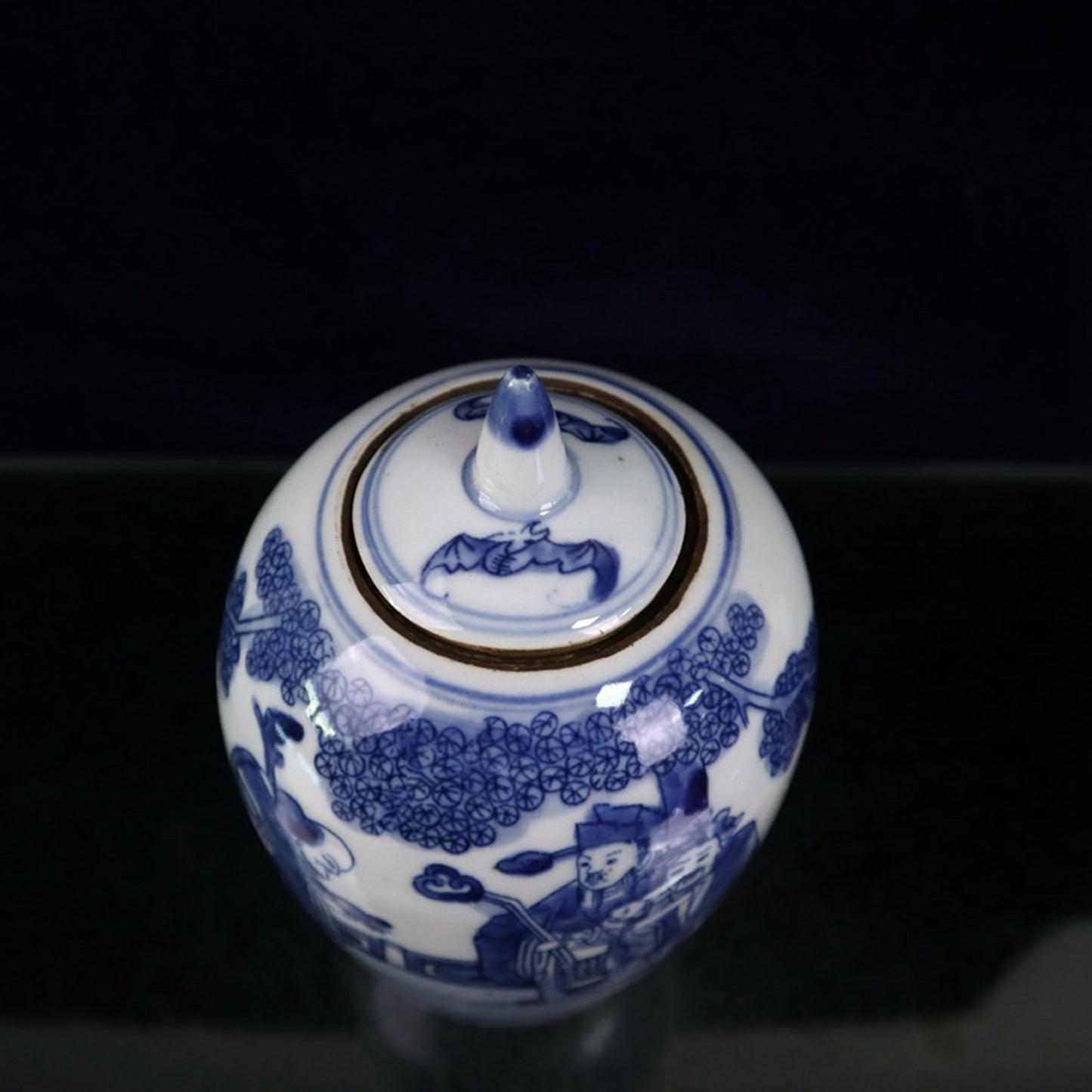Blue and white figure patterned winter melon jar