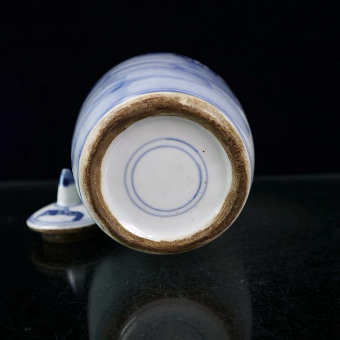 Blue and white figure patterned winter melon jar