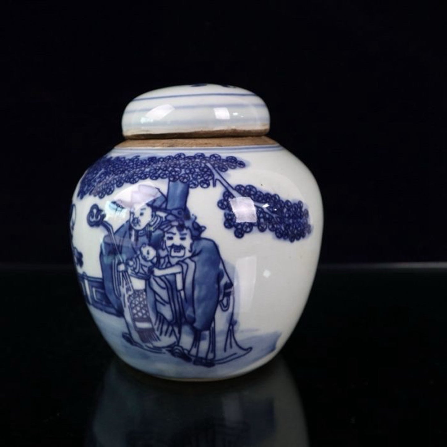 Blue and white figure patterned lid jar