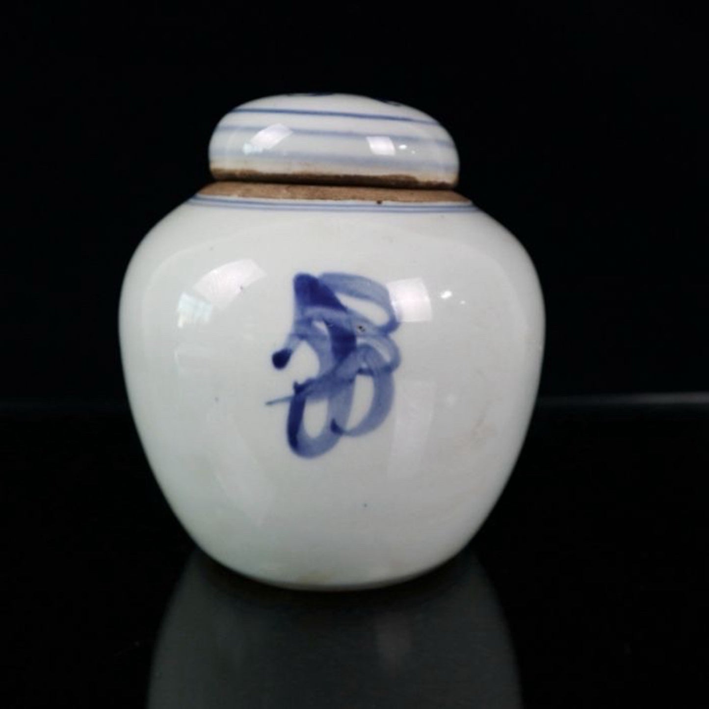 Blue and white figure patterned lid jar