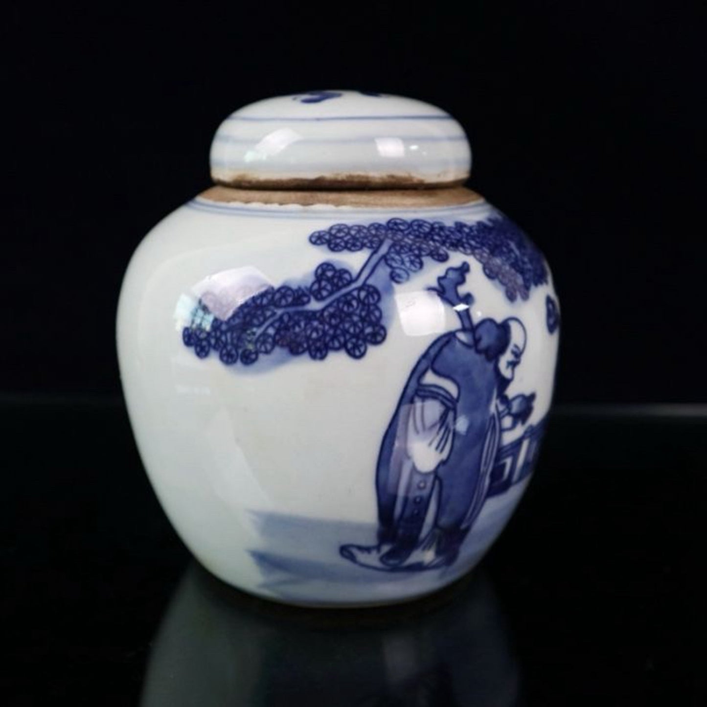 Blue and white figure patterned lid jar