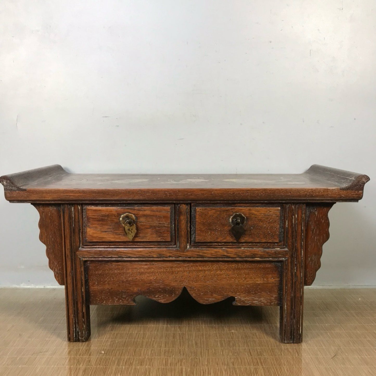 Chinese antique rosewood inlaid shell case
