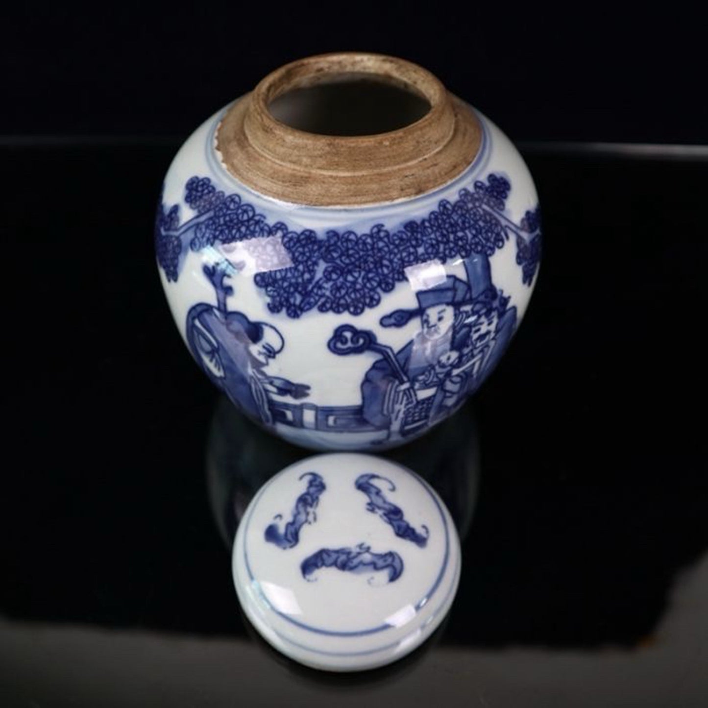 Blue and white figure patterned lid jar