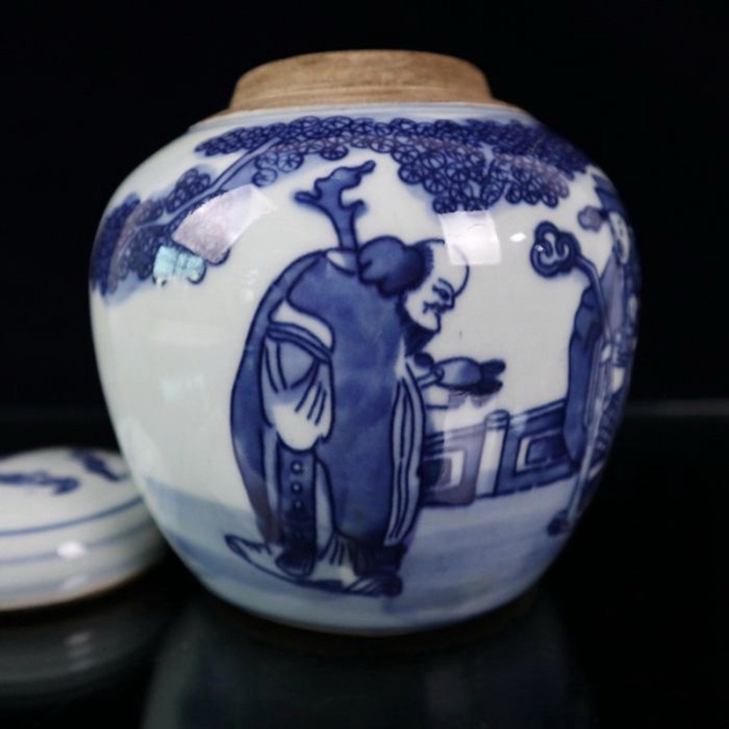 Blue and white figure patterned lid jar