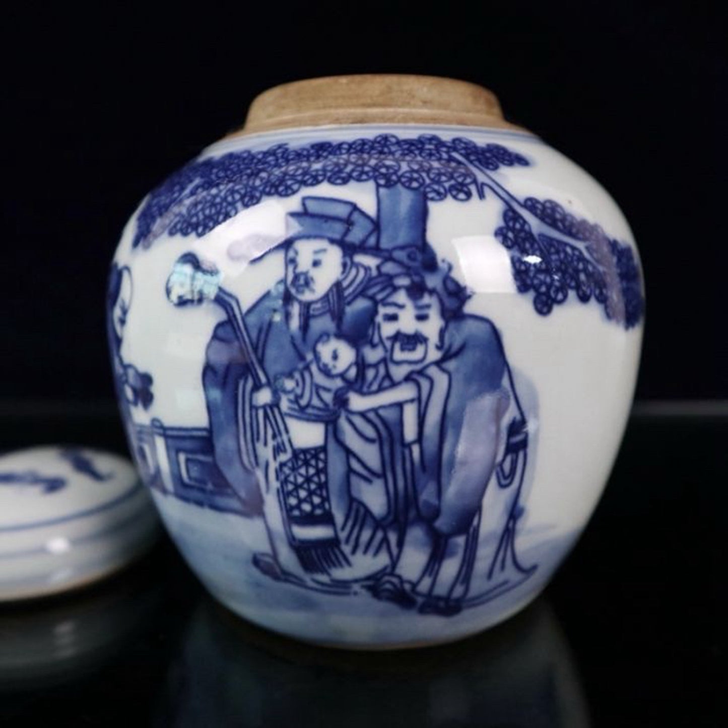 Blue and white figure patterned lid jar