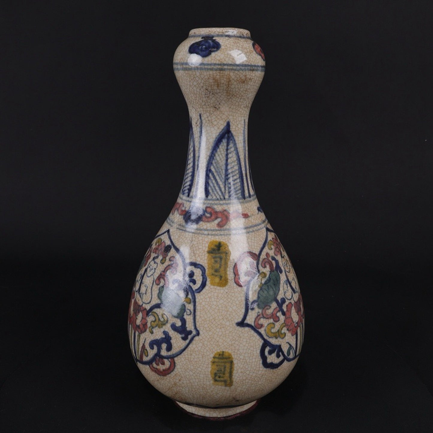 Doucai Window Opening Fuwa Pattern Garlic Bottle