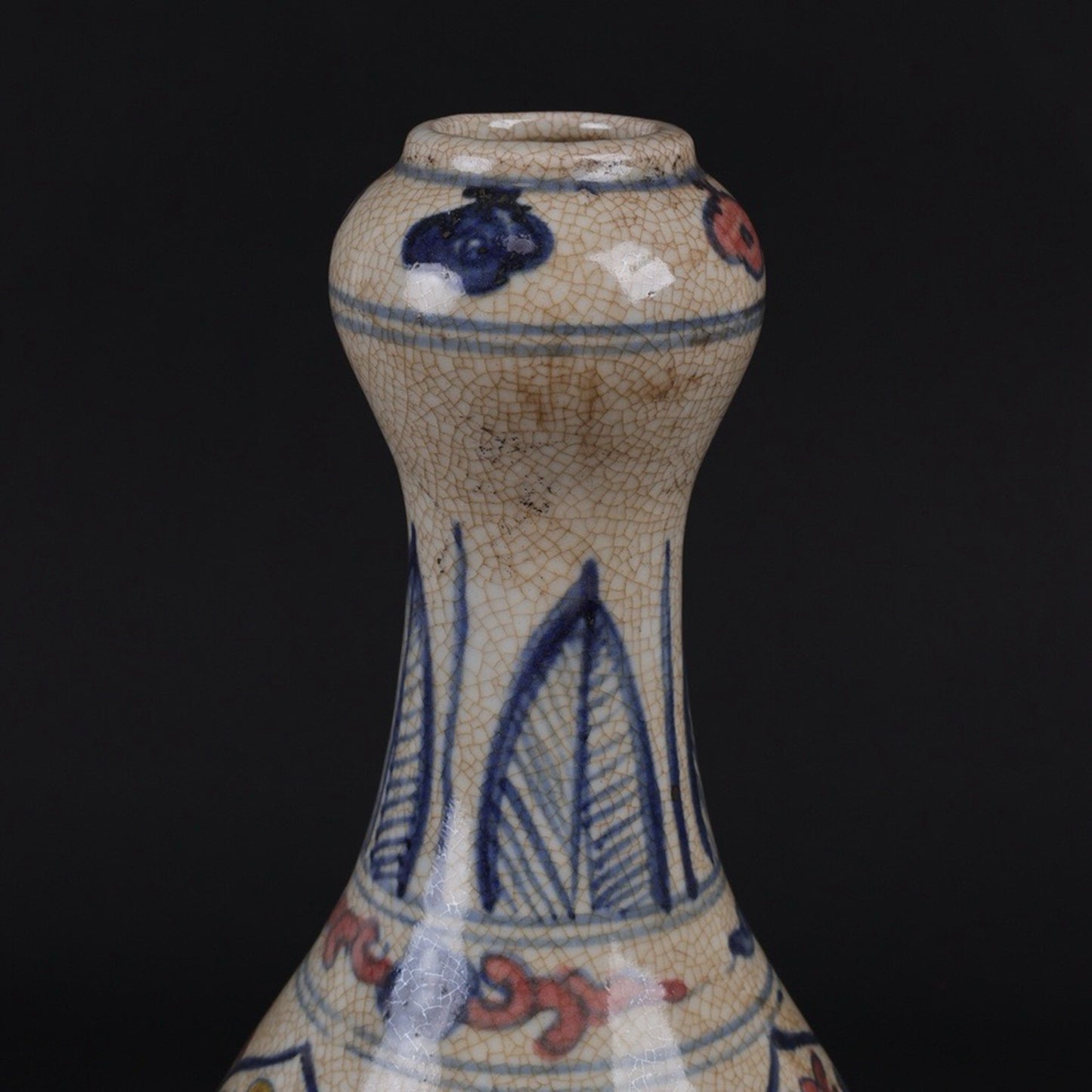 Doucai Window Opening Fuwa Pattern Garlic Bottle
