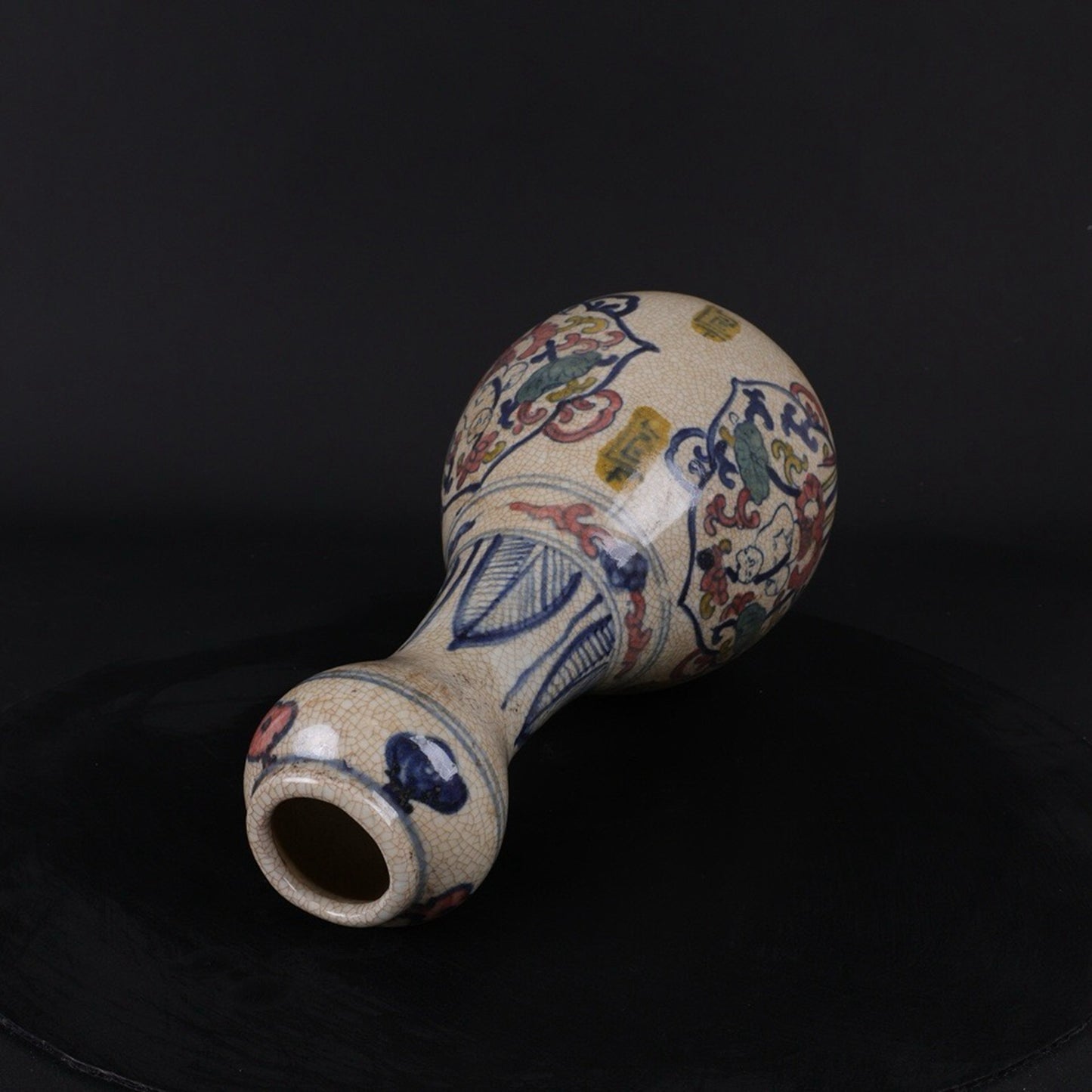 Doucai Window Opening Fuwa Pattern Garlic Bottle