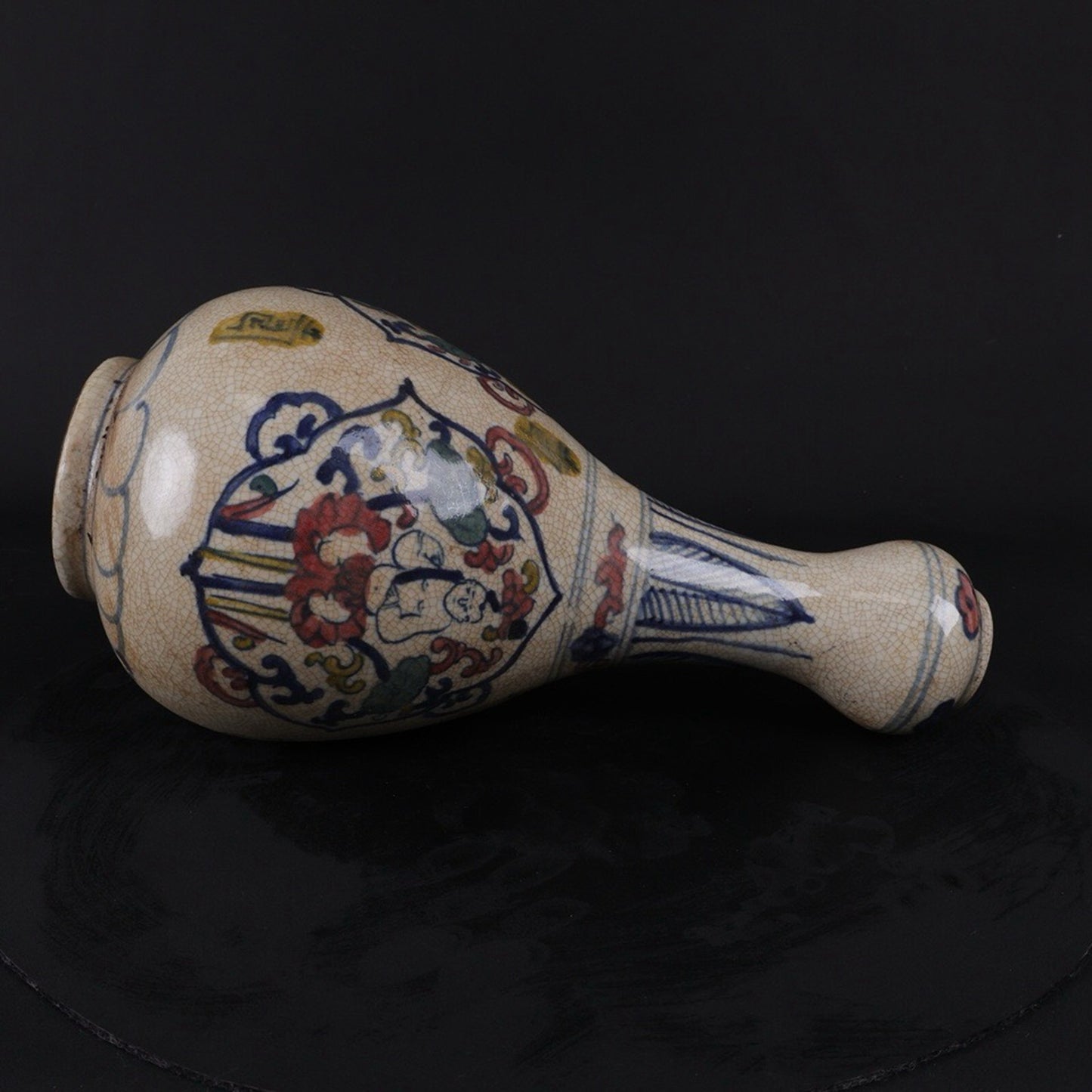 Doucai Window Opening Fuwa Pattern Garlic Bottle