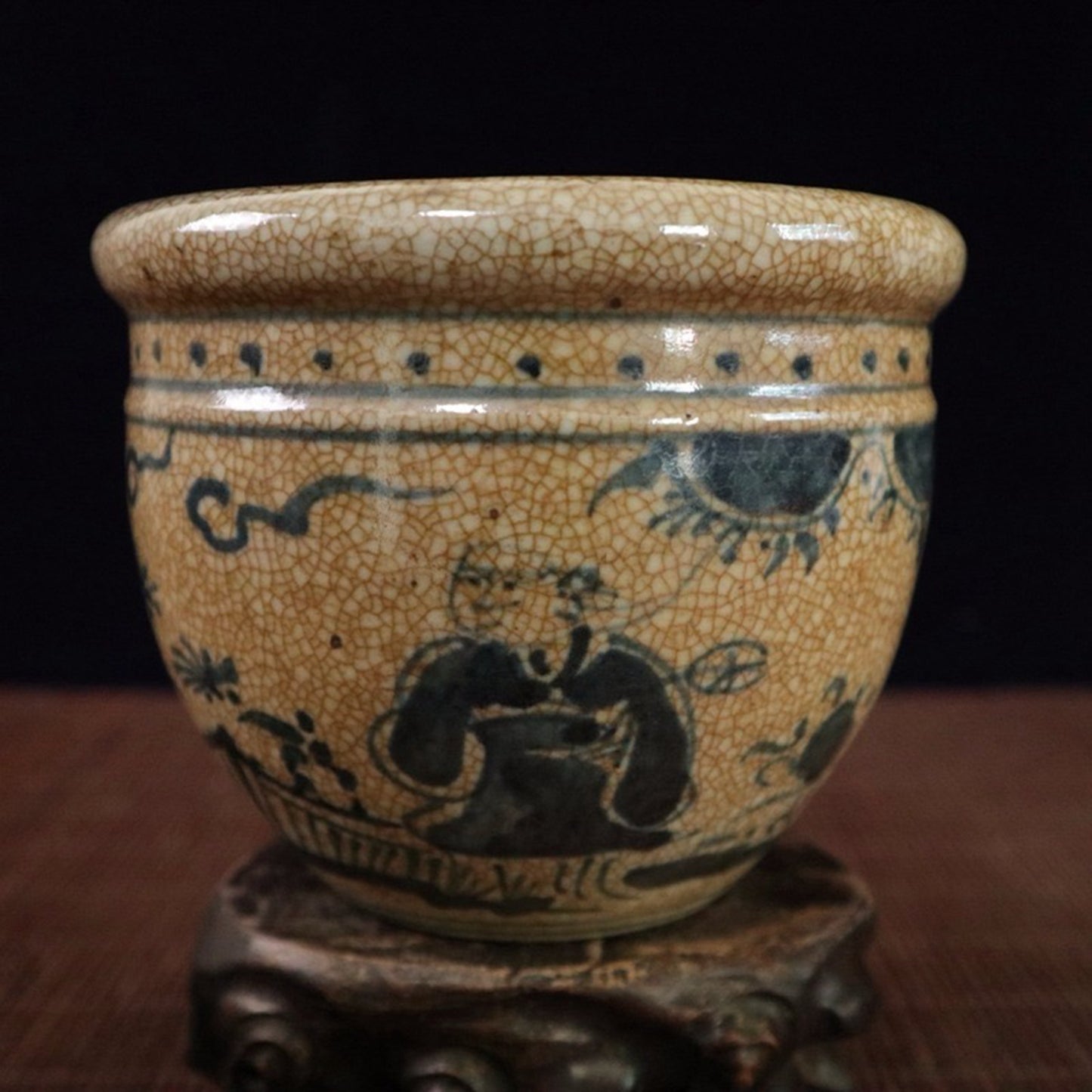 Open film blue and white figure pattern Arhat jar