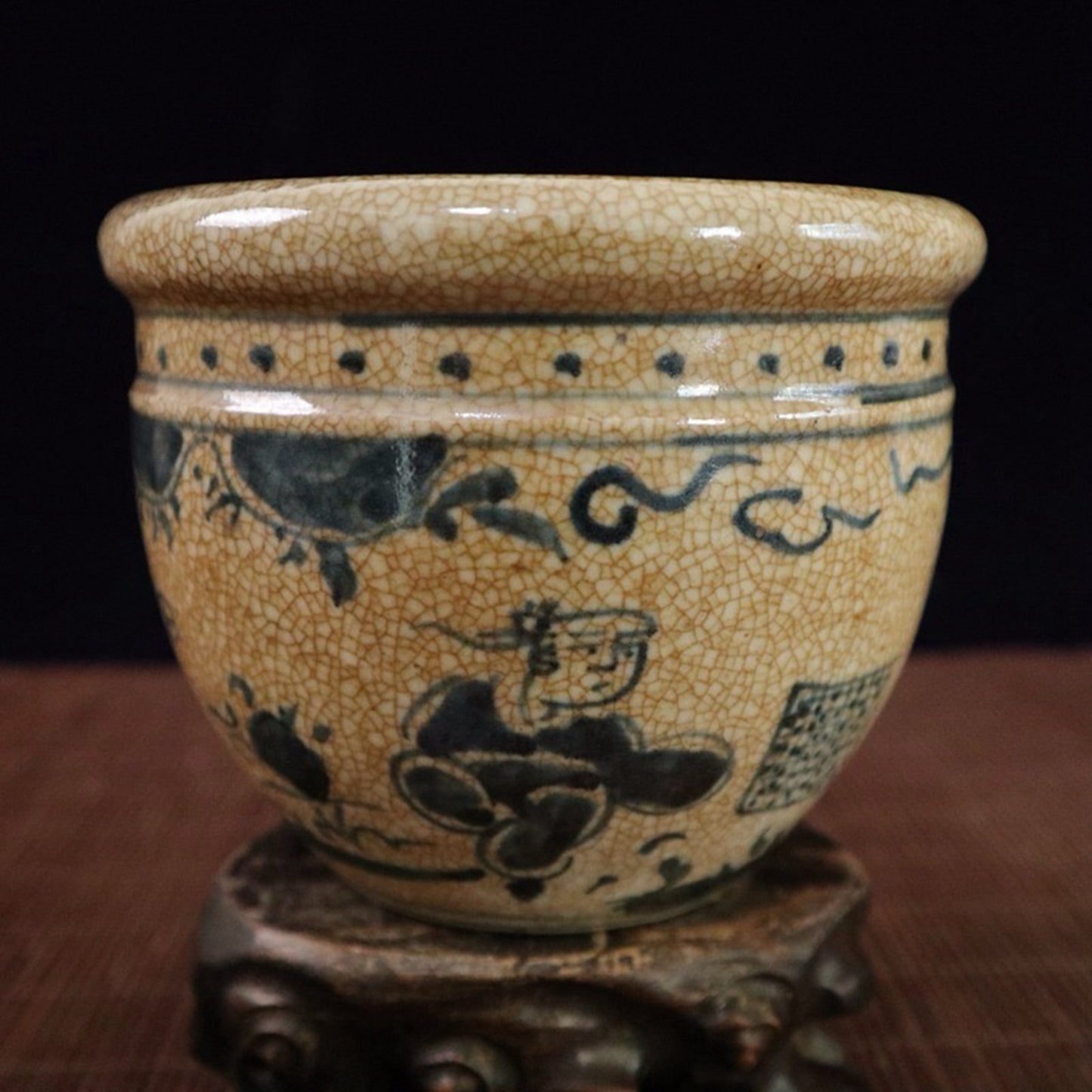 Open film blue and white figure pattern Arhat jar
