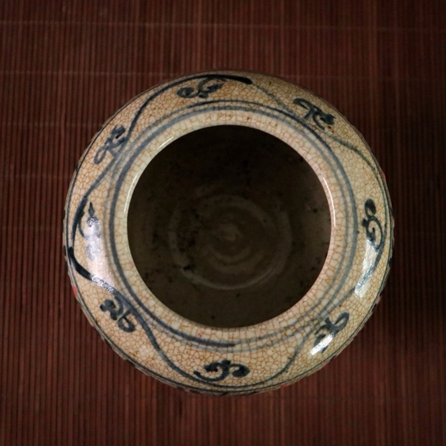 Blue and white glazed jar with red blessing pattern and sky shaped design