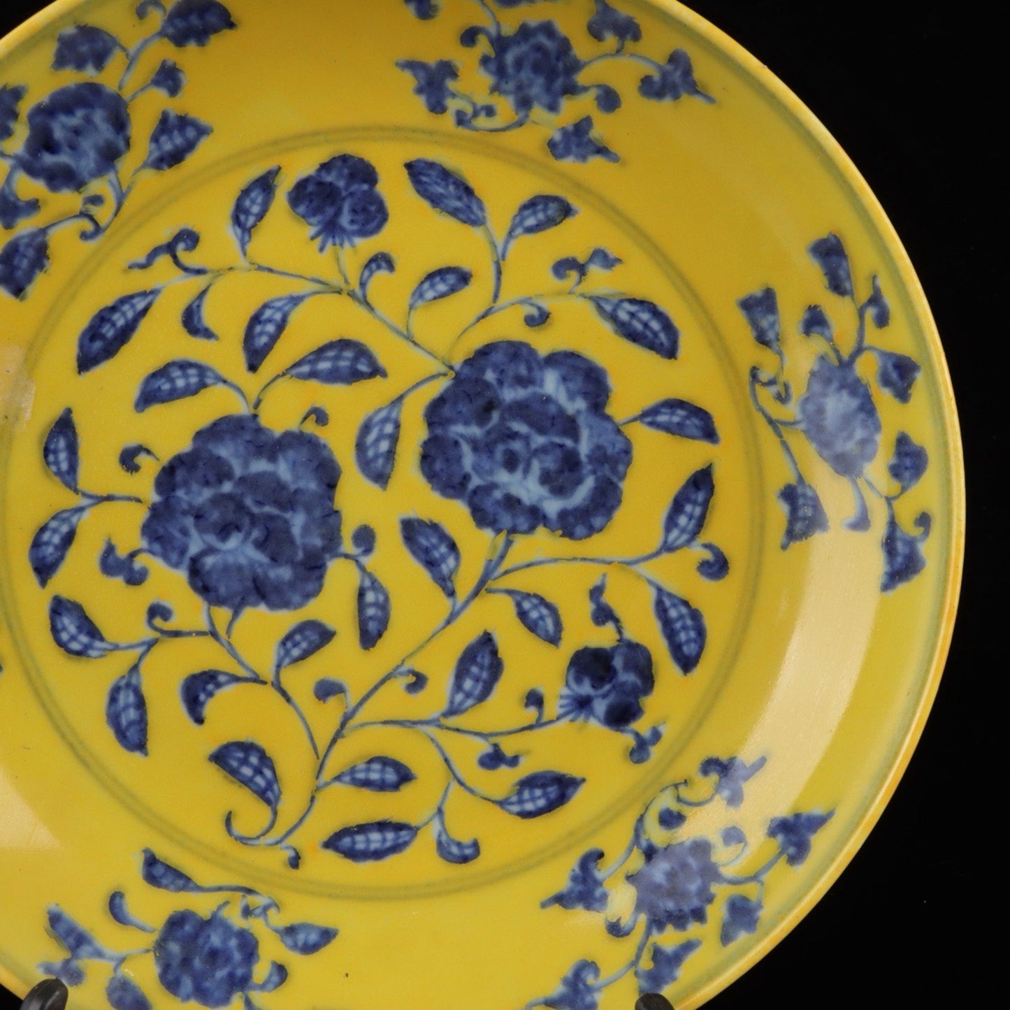 Chinese Antique Blue and White with Yellow Glazed Flower Pattern Appreciation Plate