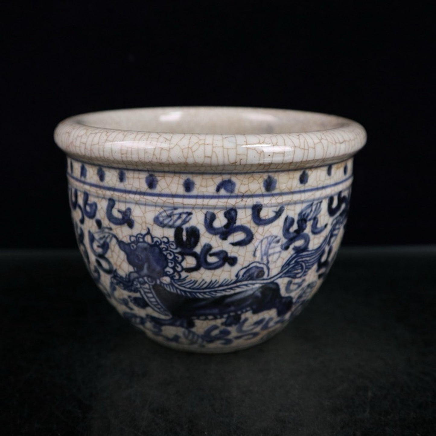 Open piece blue and white lion pattern jar