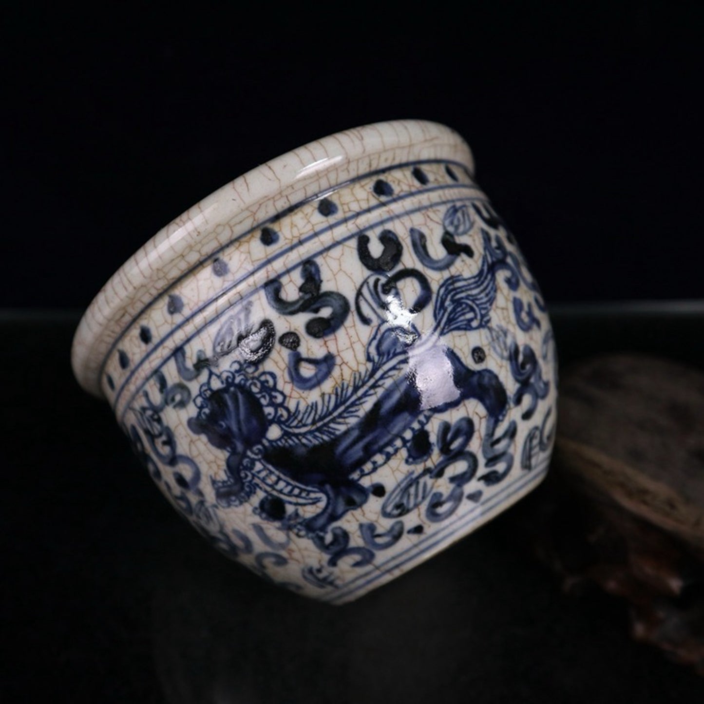 Open piece blue and white lion pattern jar