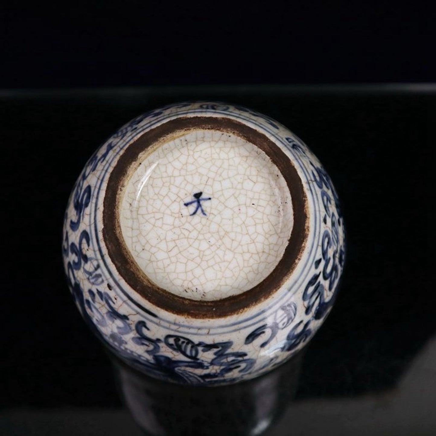 Open piece blue and white lion pattern jar