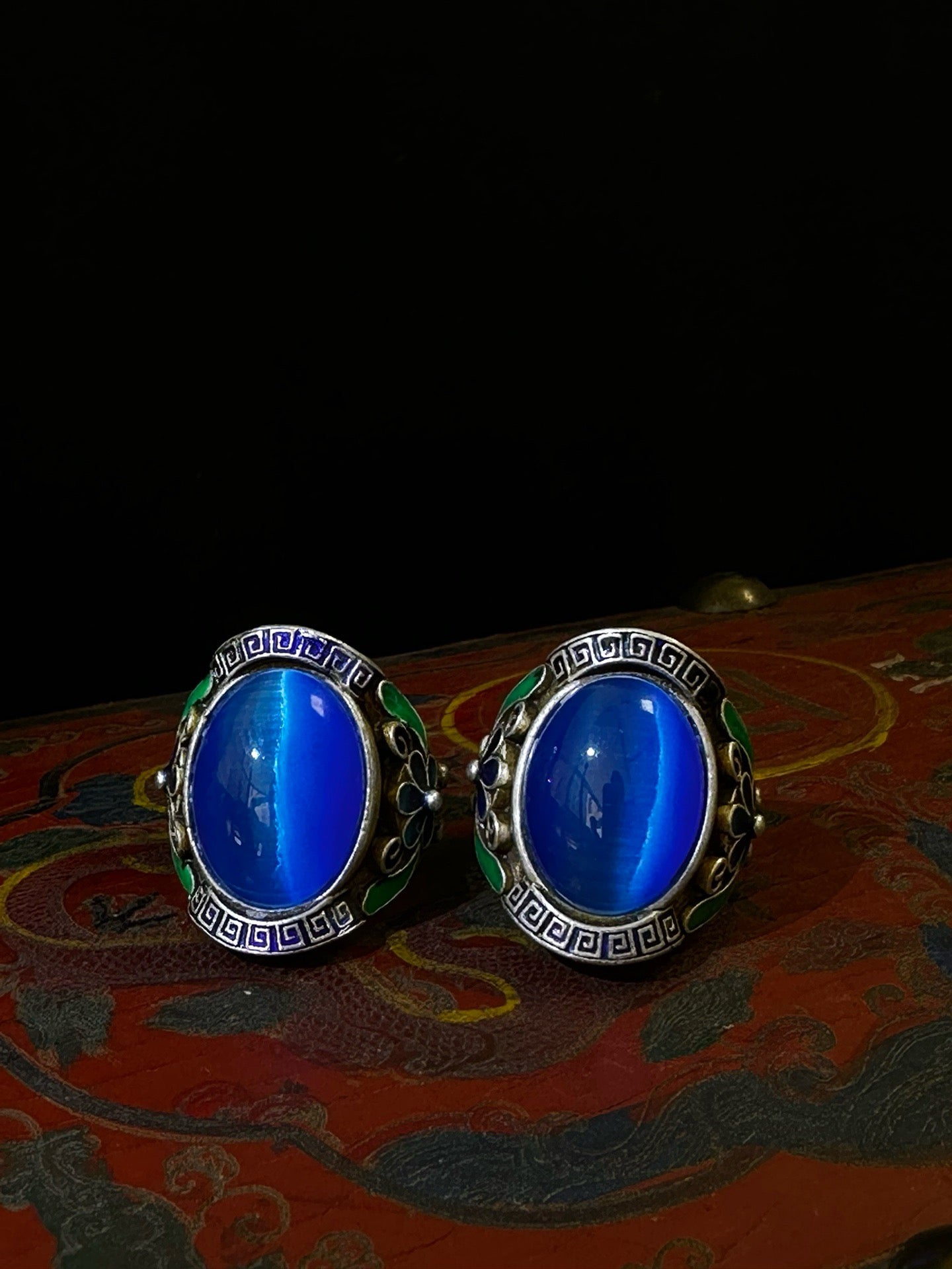 A box of Chinese antique blue cat eye rings