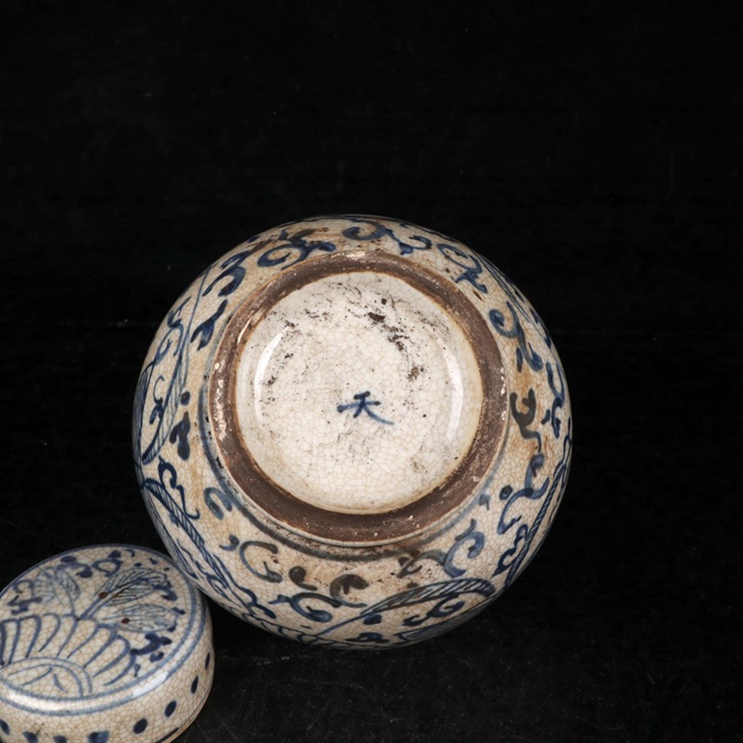 Blue and white split flower patterned lid jar