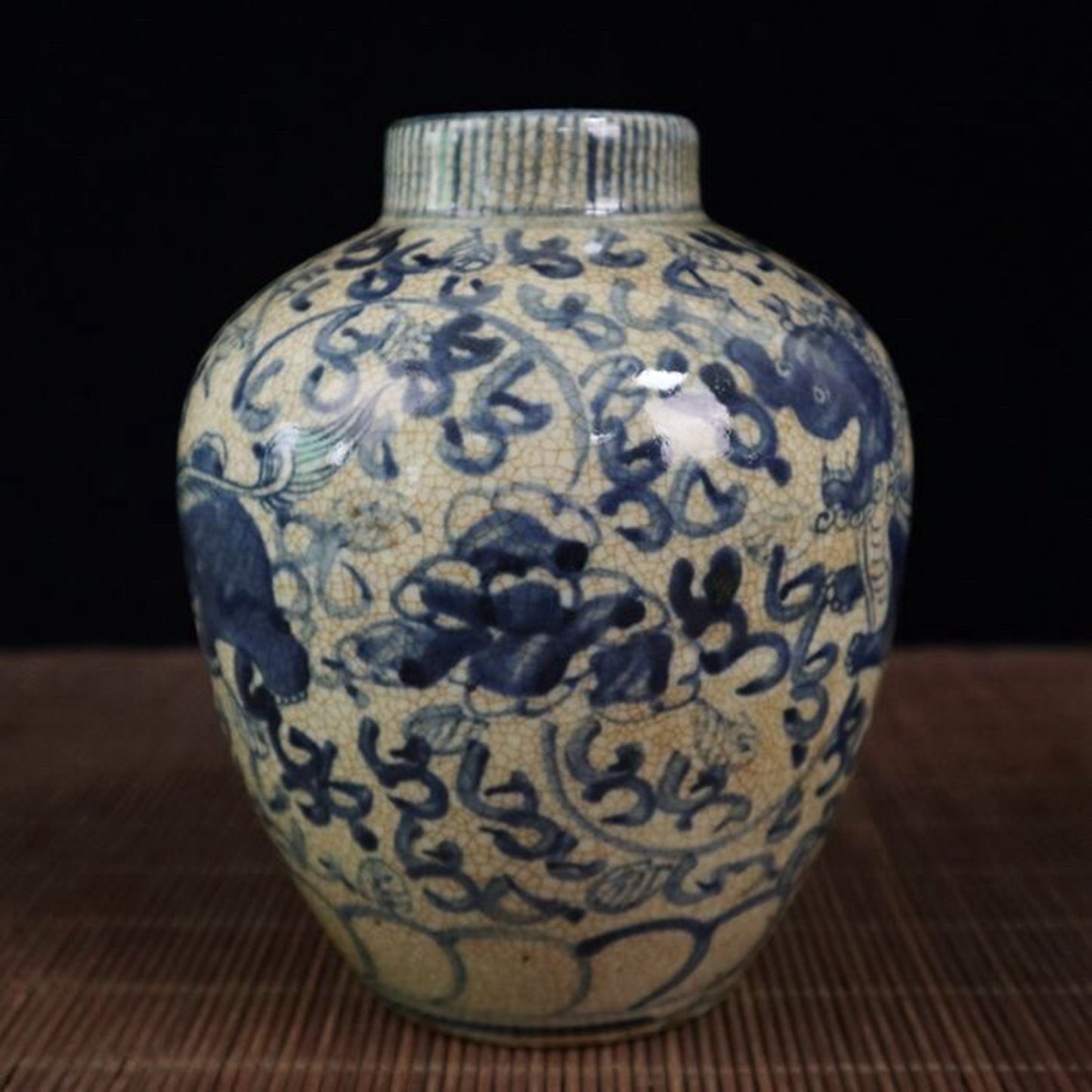 Open piece blue and white lion patterned ceiling jar