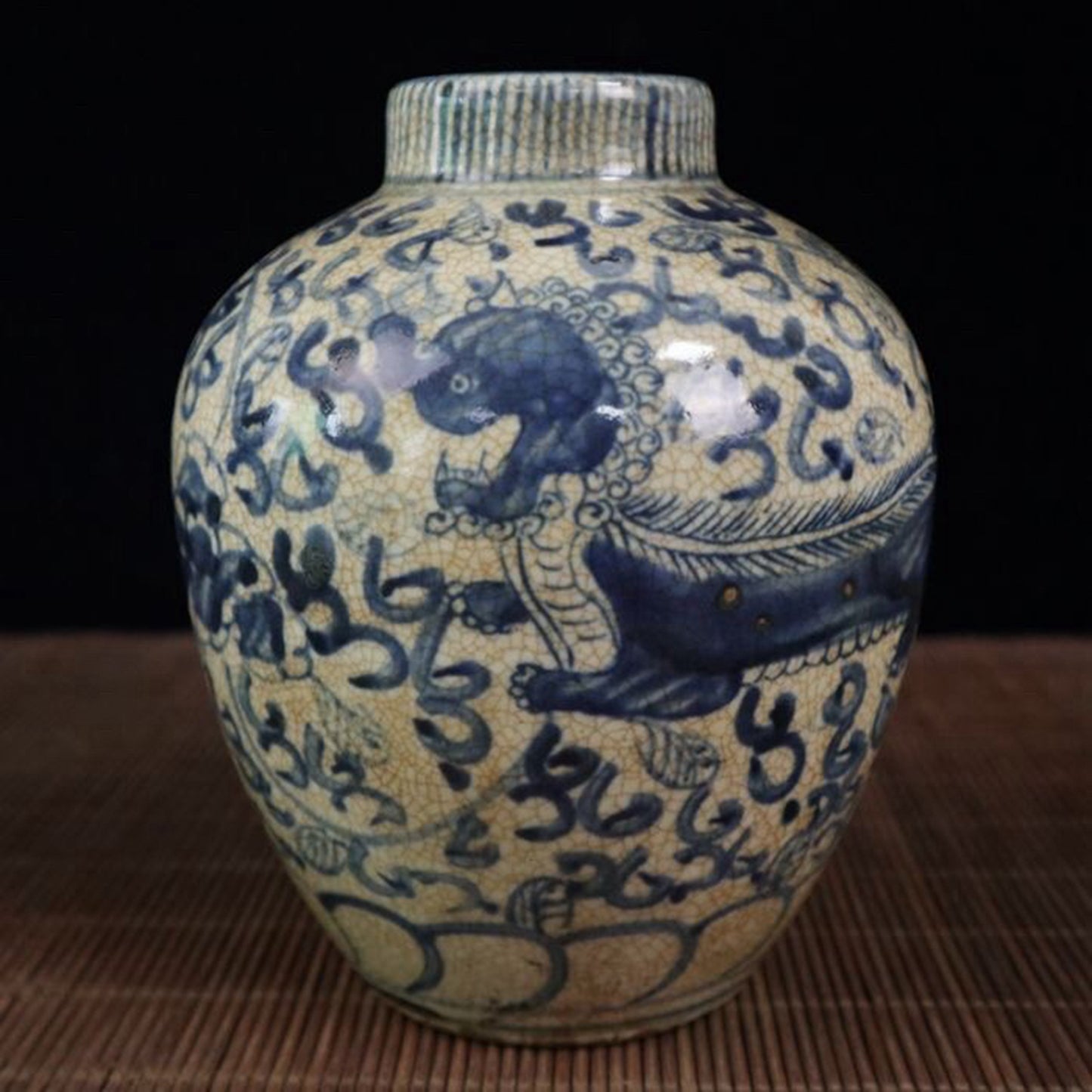Open piece blue and white lion patterned ceiling jar